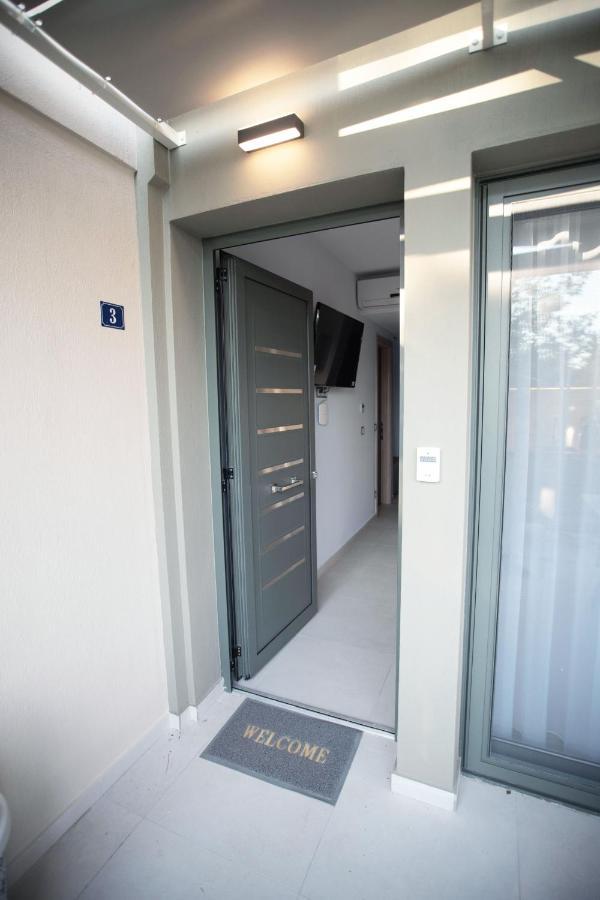 8 Boutique Suites Nea Poteidaia Rum bild